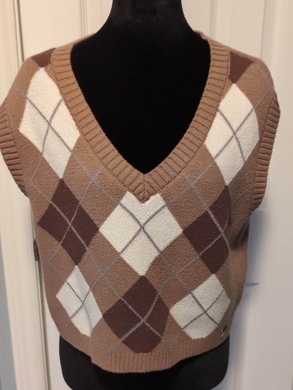 Hollister Women's Brown and Cream Argyle V-Neck Sweater Vest